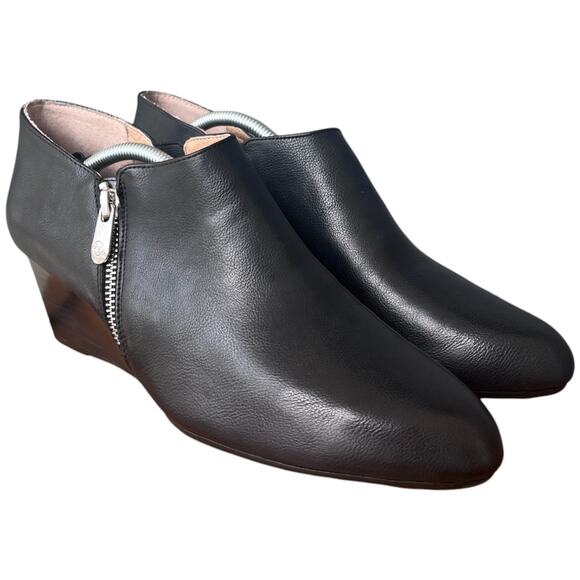 ADRIENNE VITTADINI Midge Women's Size 9.5 Black Wedge Heeled Shooties Side Zip - Picture 1 of 11